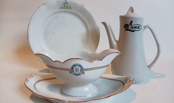 Izstāde “Uzdzīves porcelāns simts gados” papildināta ar jauniem unikāliem eksponātiem